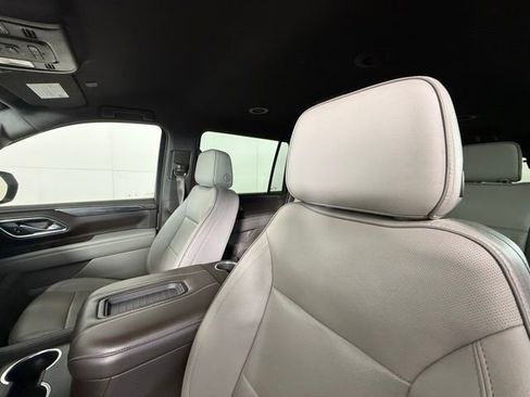 Used 2023 GMC Yukon XL SLT AWD/4WD image 5
