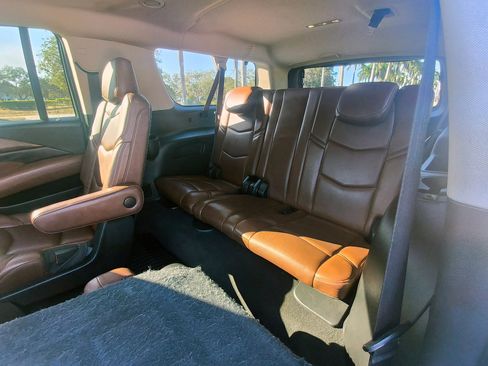 Used 2019 Cadillac Escalade ESV Luxury image 8