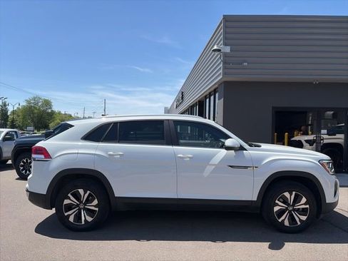 Used 2024 Volkswagen Atlas Cross Sport SE AWD/4WD image 2