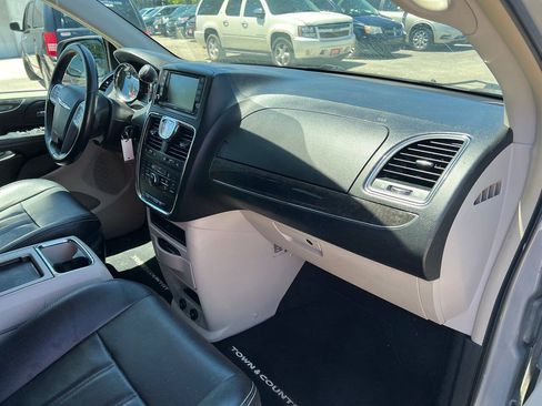 Used 2014 Chrysler Town & Country Touring FWD image 13