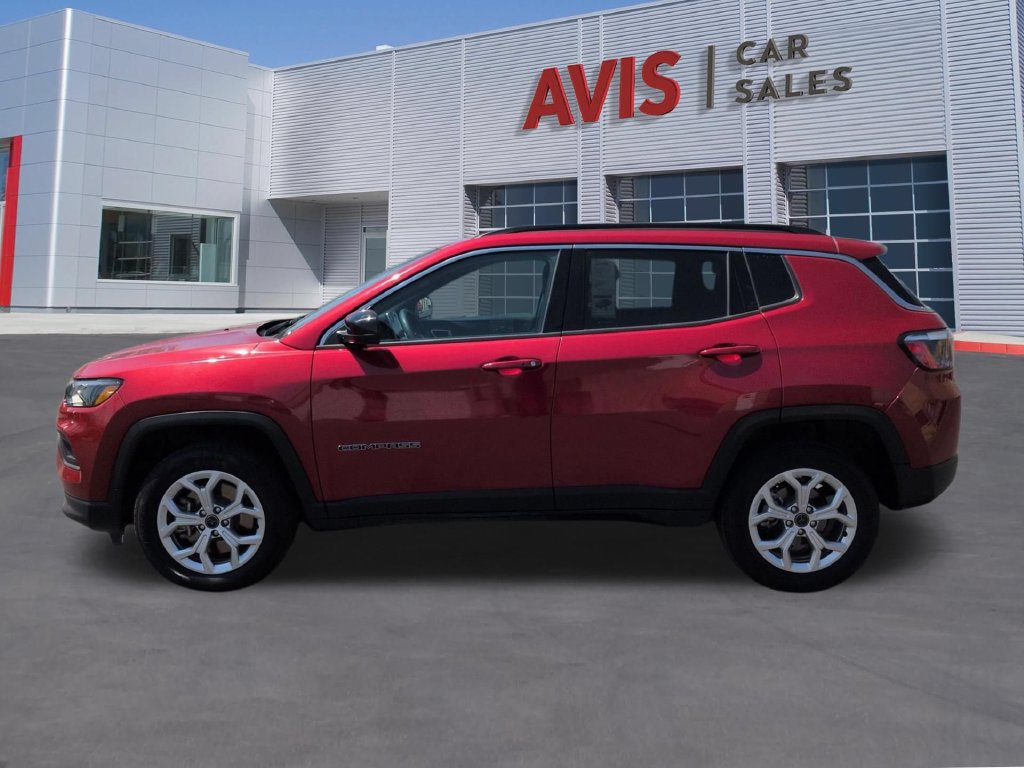 Used 2025 Jeep Compass Latitude w/ Sun & Sound Group AWD/4WD image 10