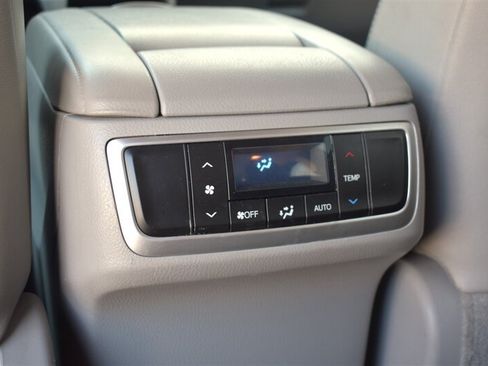 Used 2018 Toyota Highlander XLE AWD/4WD image 28