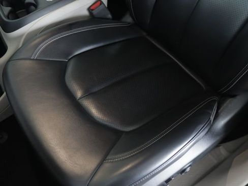 Used 2023 Chrysler Pacifica Touring-L image 25