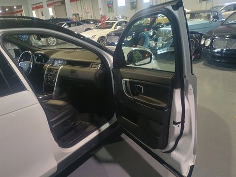 Used 2019 Land Rover Discovery Sport SE image 32