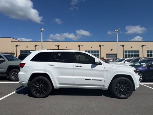 Used 2021 Jeep Grand Cherokee Laredo X image 2