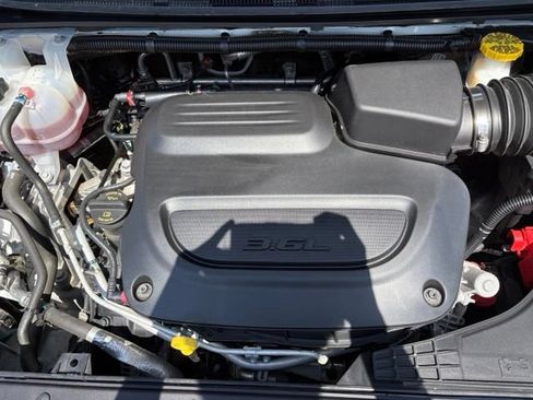 Used 2024 Chrysler Pacifica Touring-L FWD image 30