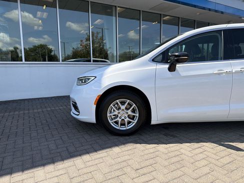 Used 2024 Chrysler Pacifica Touring-L FWD image 9