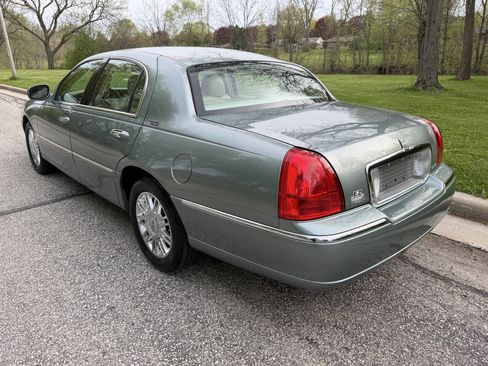 Used 2006 Lincoln Town Car Signature Limited RWD image 3