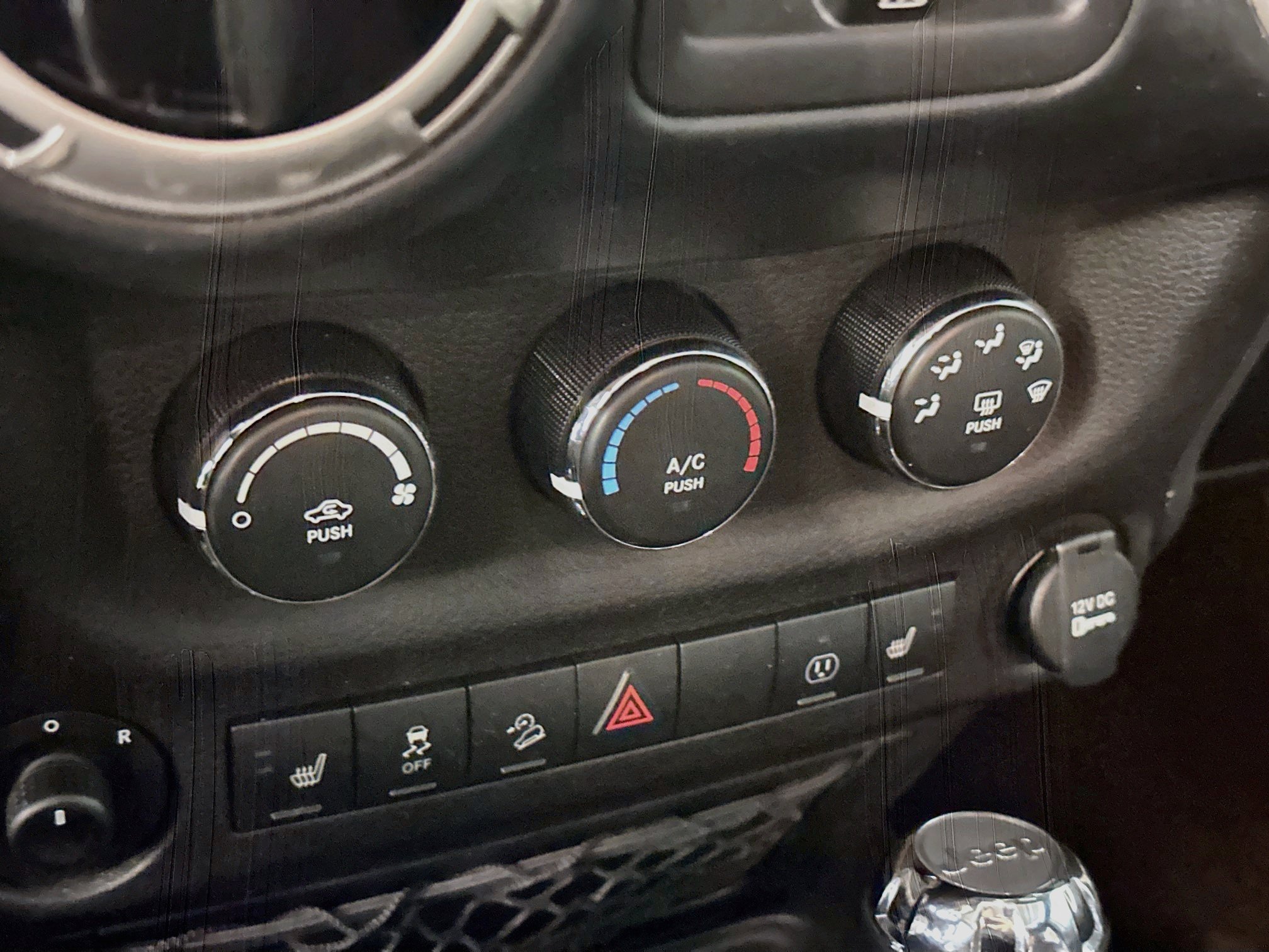 Used 2018 Jeep Wrangler Unlimited Sahara w/ Connectivity Group AWD/4WD image 22