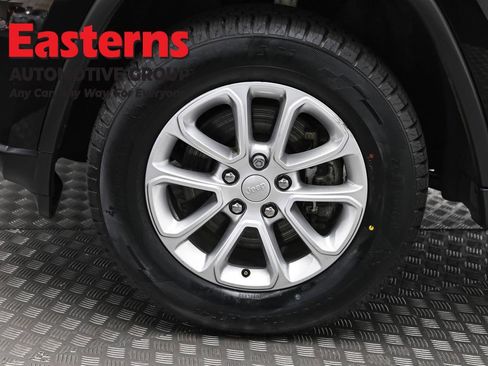 Used 2022 Jeep Grand Cherokee Laredo E w/ Security & Convenience Group image 32