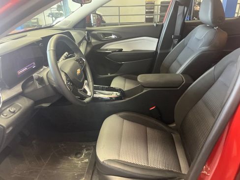 Used 2024 Chevrolet Trax LT w/ Driver Confidence Package FWD image 4