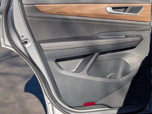 Used 2025 Volkswagen Atlas SE image 27