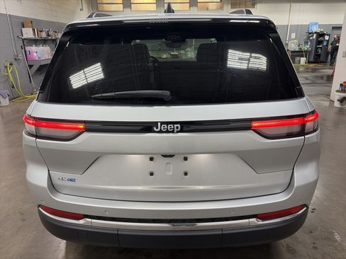 Used 2024 Jeep Grand Cherokee Limited 4xe AWD/4WD image 4