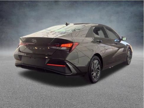 Used 2024 Hyundai Elantra SEL FWD image 3