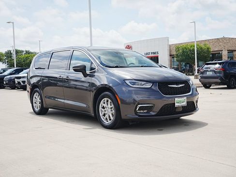 Used 2023 Chrysler Pacifica Touring-L FWD image 9