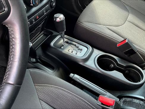 Used 2018 Jeep Wrangler Unlimited Rubicon w/ Connectivity Group image 17