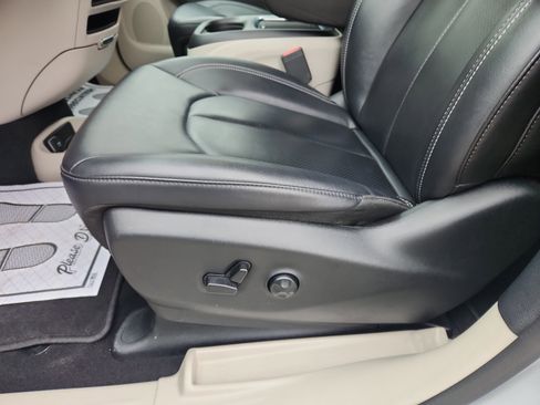 Used 2024 Chrysler Pacifica Touring-L image 25