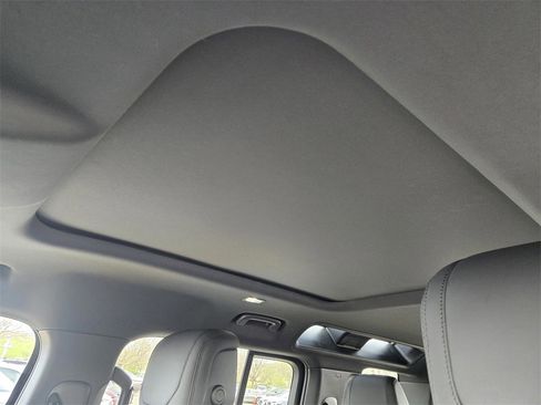 Used 2024 Land Rover Defender 110 SE image 21