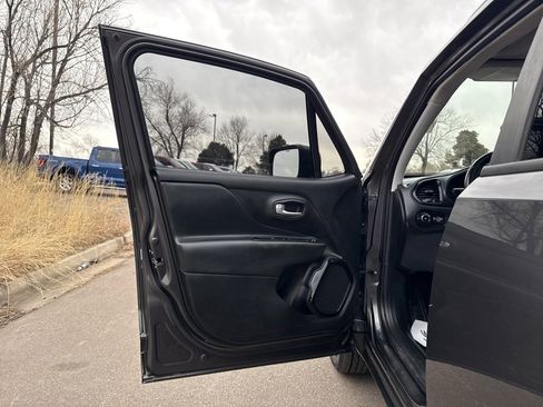 Used 2018 Jeep Renegade Altitude image 9