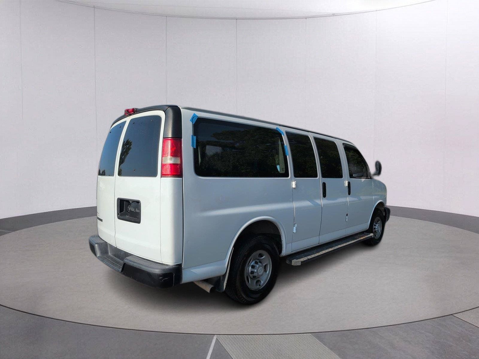 Used 2017 Chevrolet Express 2500 RWD image 5
