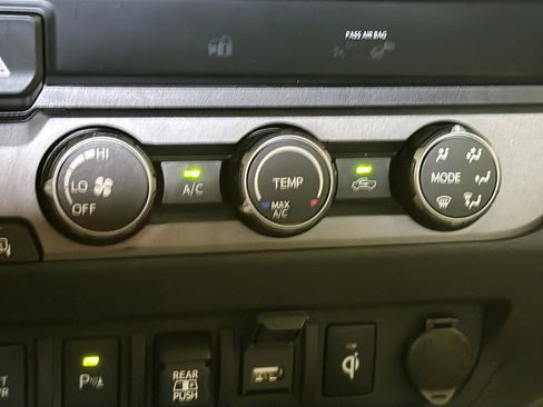 Used 2020 Toyota Tacoma TRD Off-Road w/ Technology Package image 10