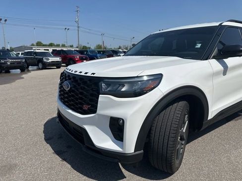 Used 2025 Ford Explorer ST image 34