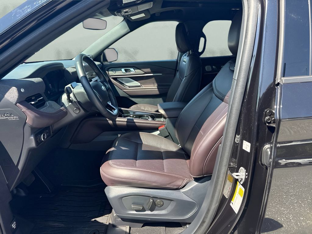 Used 2025 Ford Explorer Platinum AWD/4WD image 5