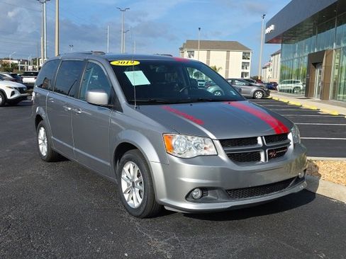 Used 2019 Dodge Grand Caravan SXT image 1