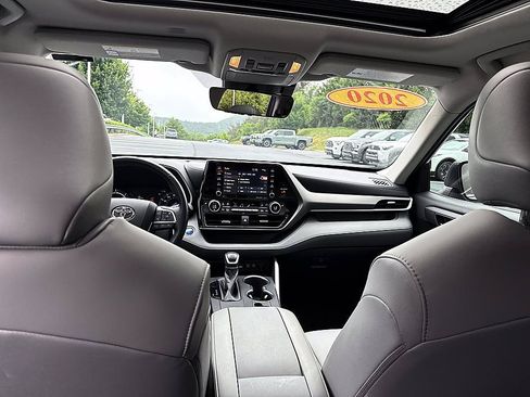 Used 2020 Toyota Highlander XLE AWD/4WD image 19