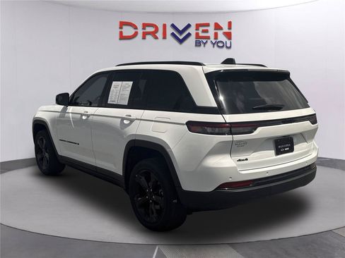 Used 2023 Jeep Grand Cherokee Altitude AWD/4WD image 6
