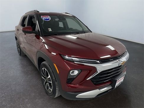 Used 2025 Chevrolet TrailBlazer LT w/ Driver Confidence Package image 1