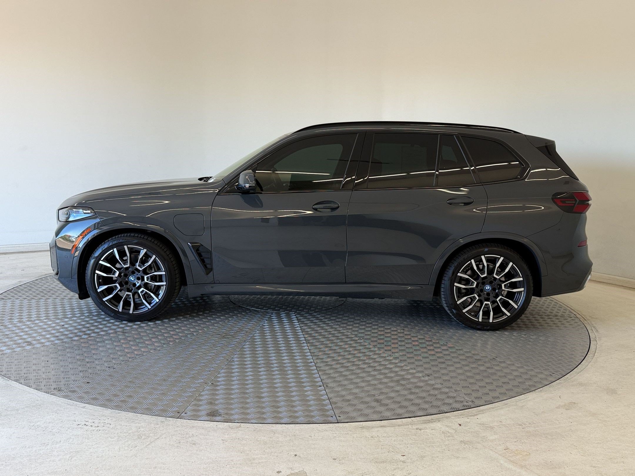 Used 2025 BMW X5 xDrive50e w/ M Sport Package AWD/4WD image 2