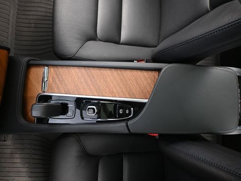 Used 2024 Volvo XC90 B5 Plus image 36