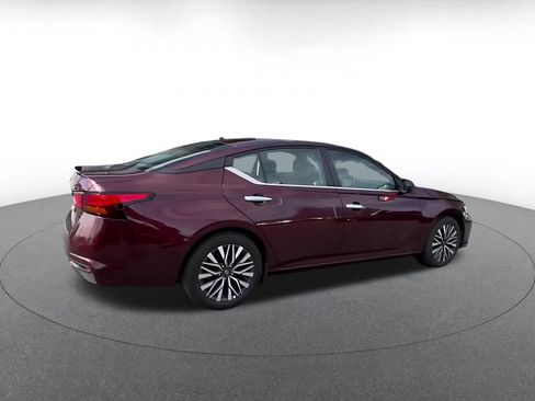 Used 2025 Nissan Altima 2.5 SV FWD image 12