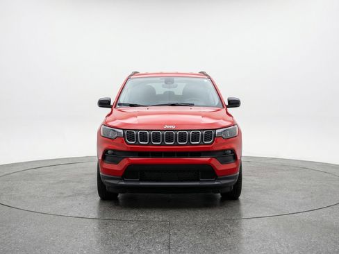 Used 2025 Jeep Compass Latitude image 2