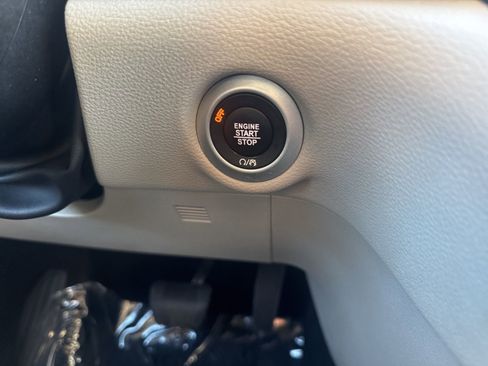 Used 2021 Chrysler Pacifica Touring-L image 30