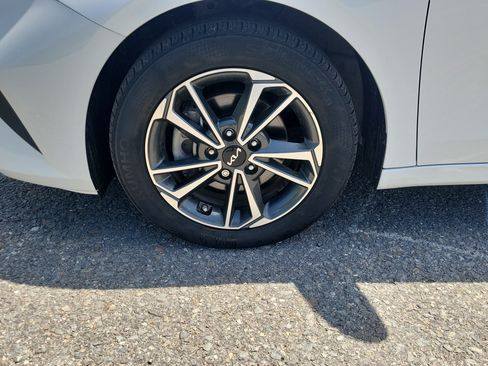 Used 2023 Kia Forte LXS w/ LXS Technology Package FWD image 12