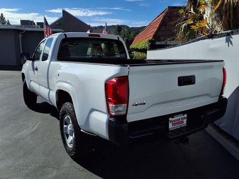 Used 2018 Toyota Tacoma SR image 4