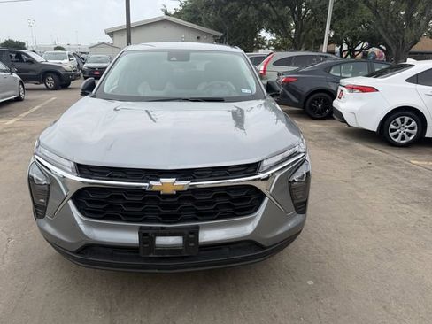 Used 2025 Chevrolet Trax LS FWD image 2
