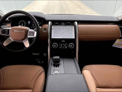 New 2025 Land Rover Discovery Metropolitan Edition image 5