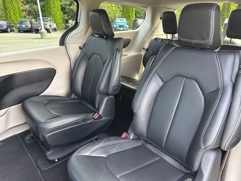 Used 2024 Chrysler Pacifica Limited FWD image 19