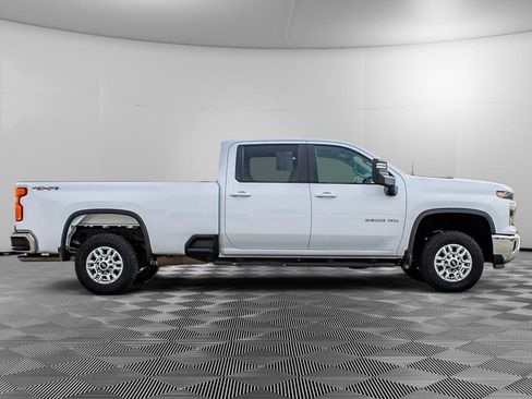 Used 2024 Chevrolet Silverado 2500 LT w/ Convenience Package AWD/4WD image 2