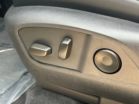 Used 2025 Chevrolet Traverse LT FWD image 26