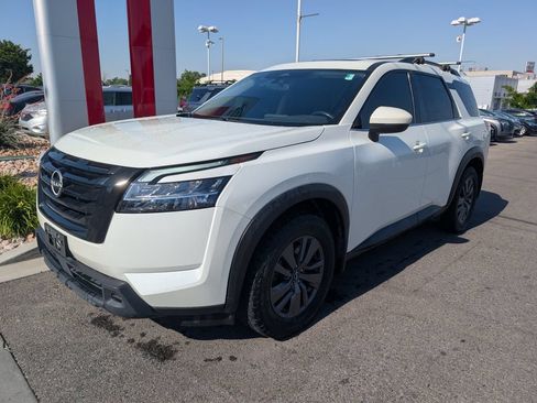 Used 2022 Nissan Pathfinder SV w/ SV Premium Package AWD/4WD image 3