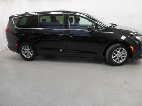Used 2023 Chrysler Voyager LX image 10
