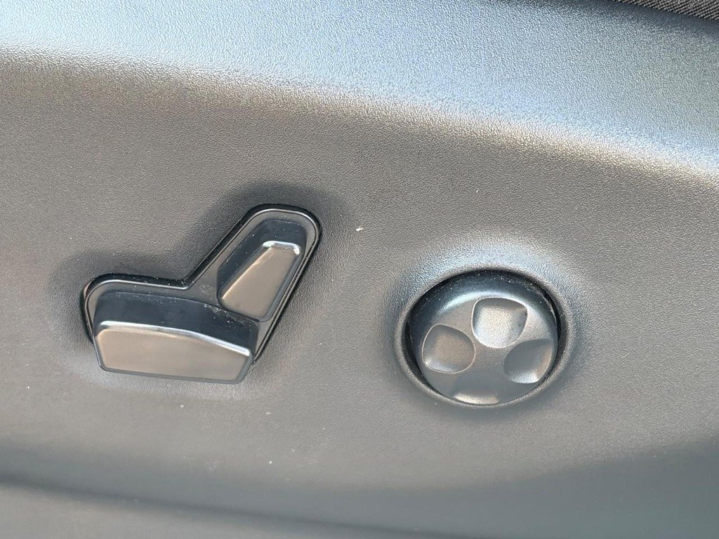 Used 2024 Chrysler Pacifica Touring-L FWD image 21
