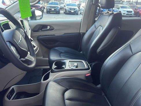 Used 2023 Chrysler Pacifica Touring-L image 6