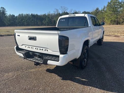 Used 2017 Toyota Tacoma TRD Sport w/ Tow Package image 3
