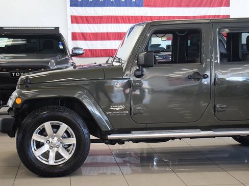 Used 2015 Jeep Wrangler Unlimited Sahara w/ Dual Top Group AWD/4WD image 21