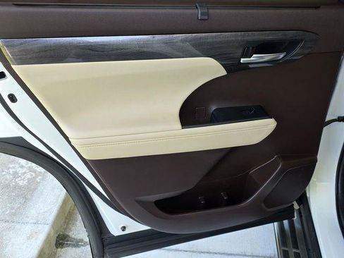 Certified 2021 Toyota Highlander Platinum FWD image 41